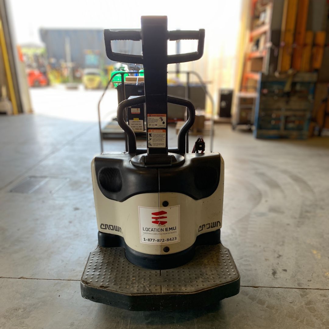 Crown 6000lbs pallet truck - PE4000-60 (1)
