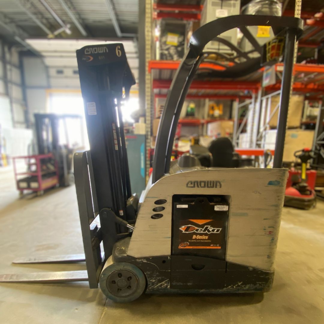 Chariot élévateur à 3 roues électrique à conducteur debout - 3000 lb - RC5535