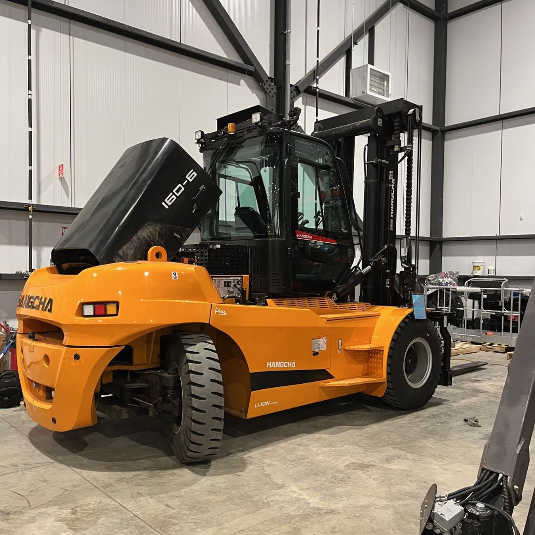 Chariot élévateur électrique à 4 roues à conducteur assis avec pneus pneumatiques - 35000 lb - CPD160