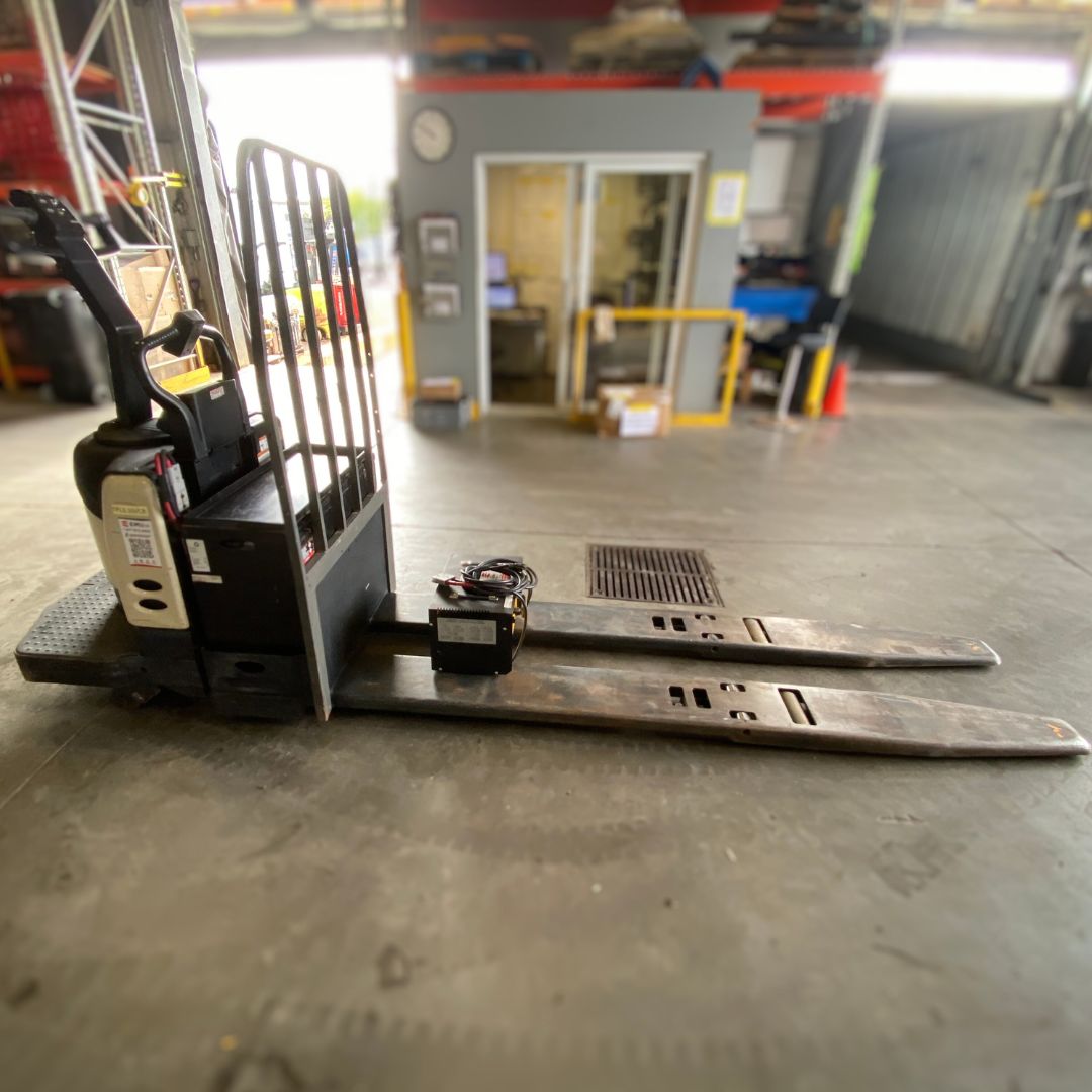 Crown 8000lbs pallet truck - PE4500-80 (1)