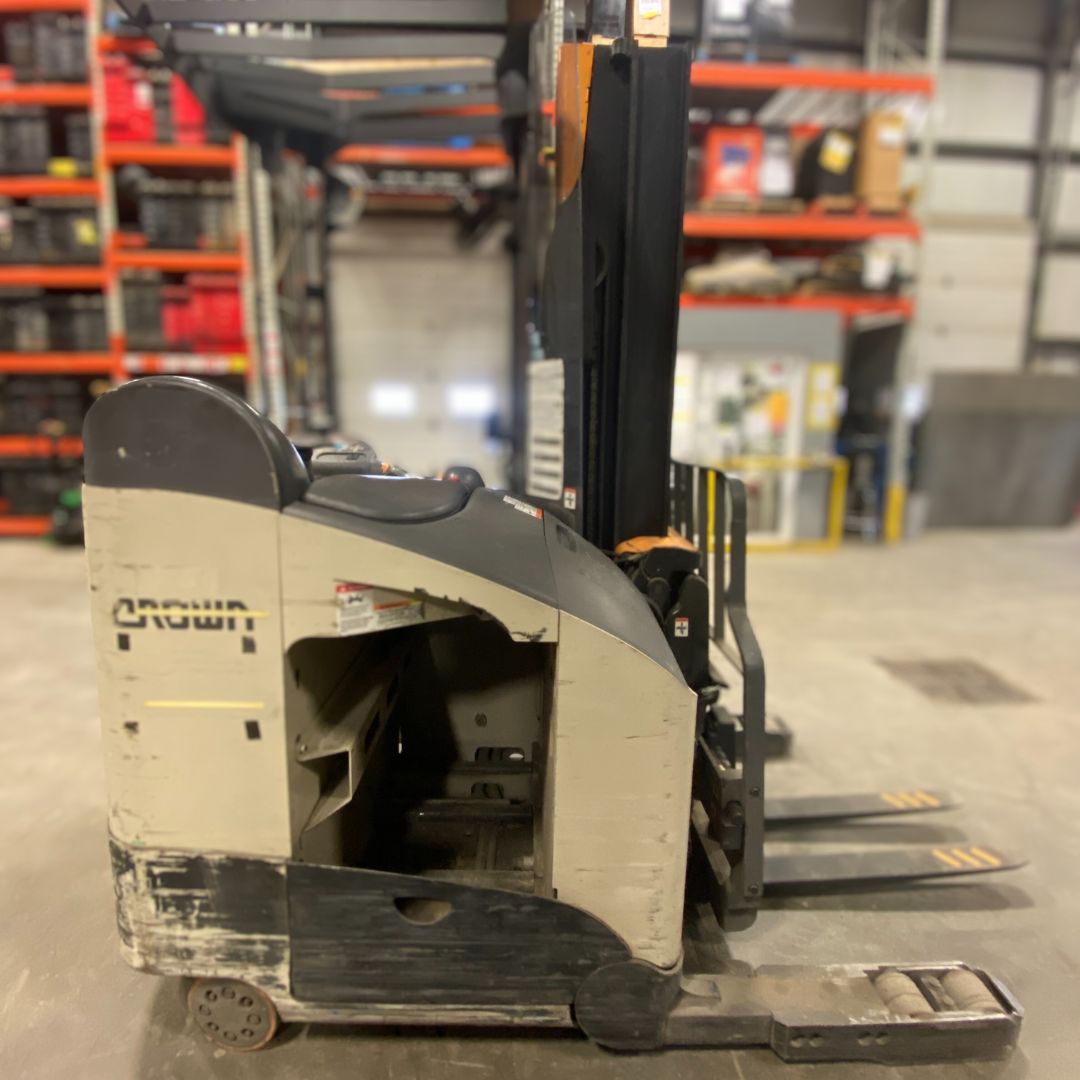 Chariot élévateur à allée étroite à pantographe simple - 4500 lb - RM6095S