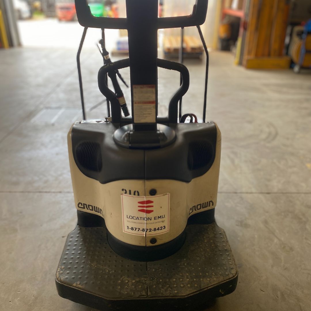 Crown 6000lbs pallet truck - PE4000-60 (1)