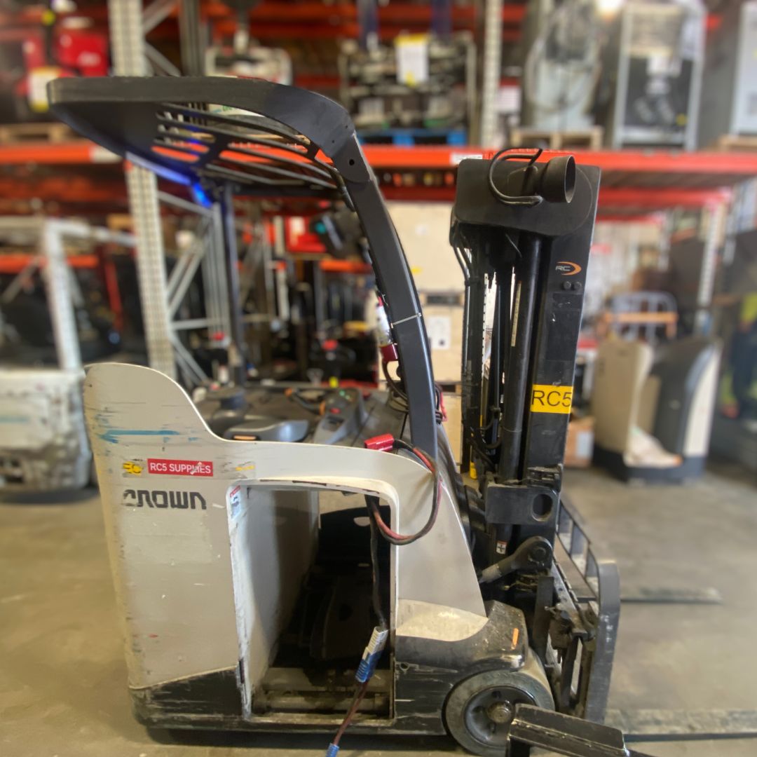 Chariot élévateur à 3 roues électrique à conducteur debout - 4000 lb - RC5545