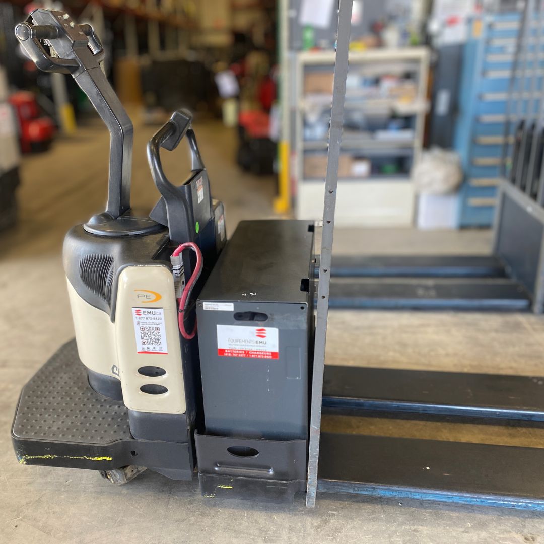 Crown 8000lbs pallet truck - PE4500-80 (2)