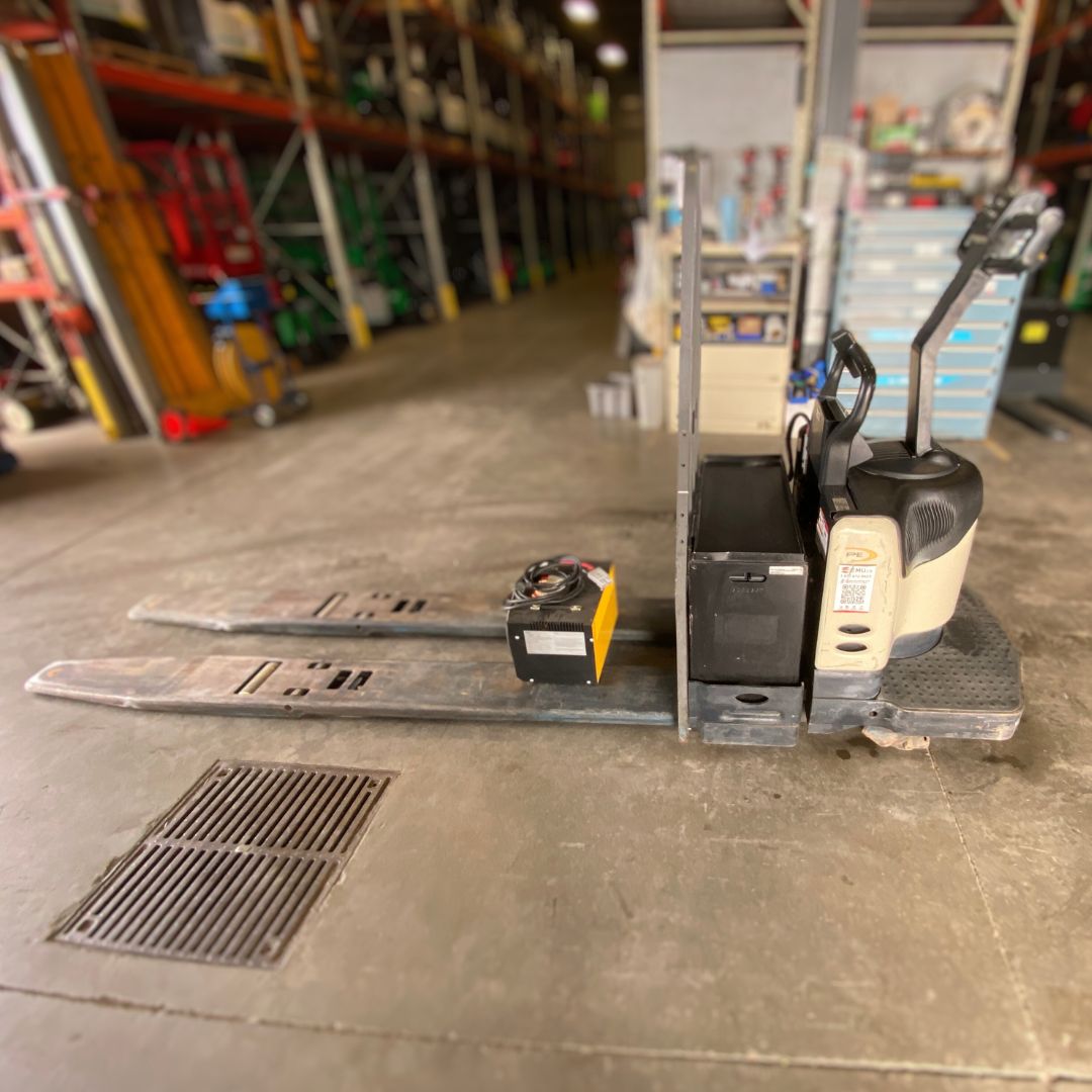 Crown 8000lbs pallet truck - PE4500-80 (2)