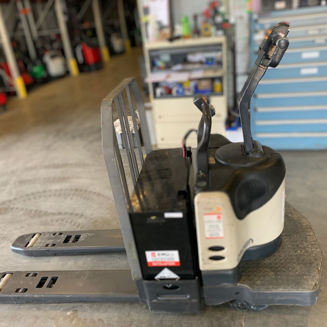 Crown Pallet Truck 6000lbs - PE4000-60 (2)