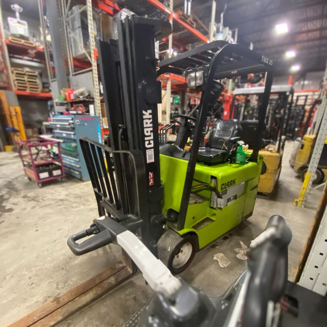 Chariot élévateur à 3 roues électrique à conducteur assis - 5000 lb - TMX25