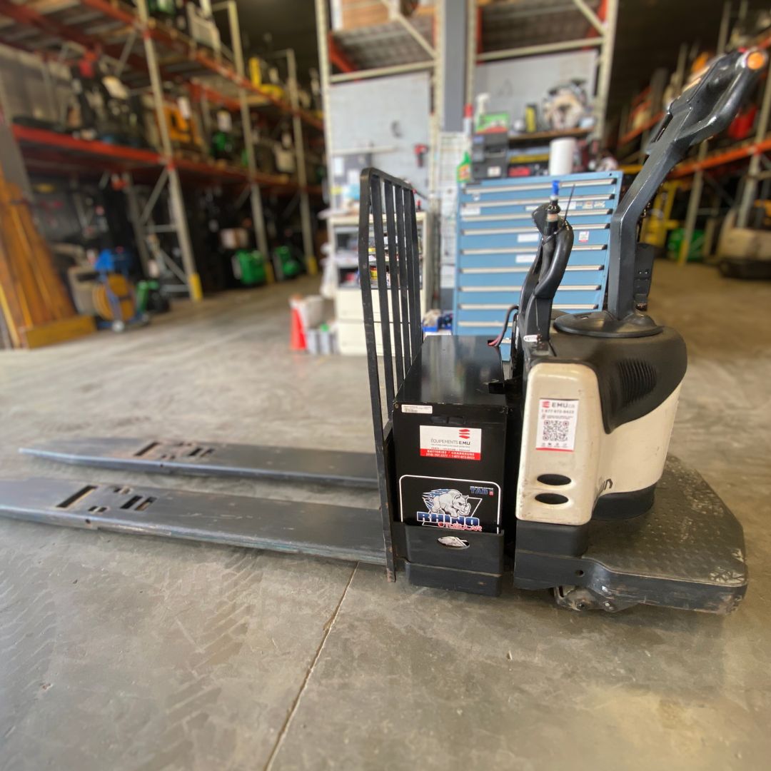 Crown Pallet Truck 6000lbs - PE4000-60 (2)