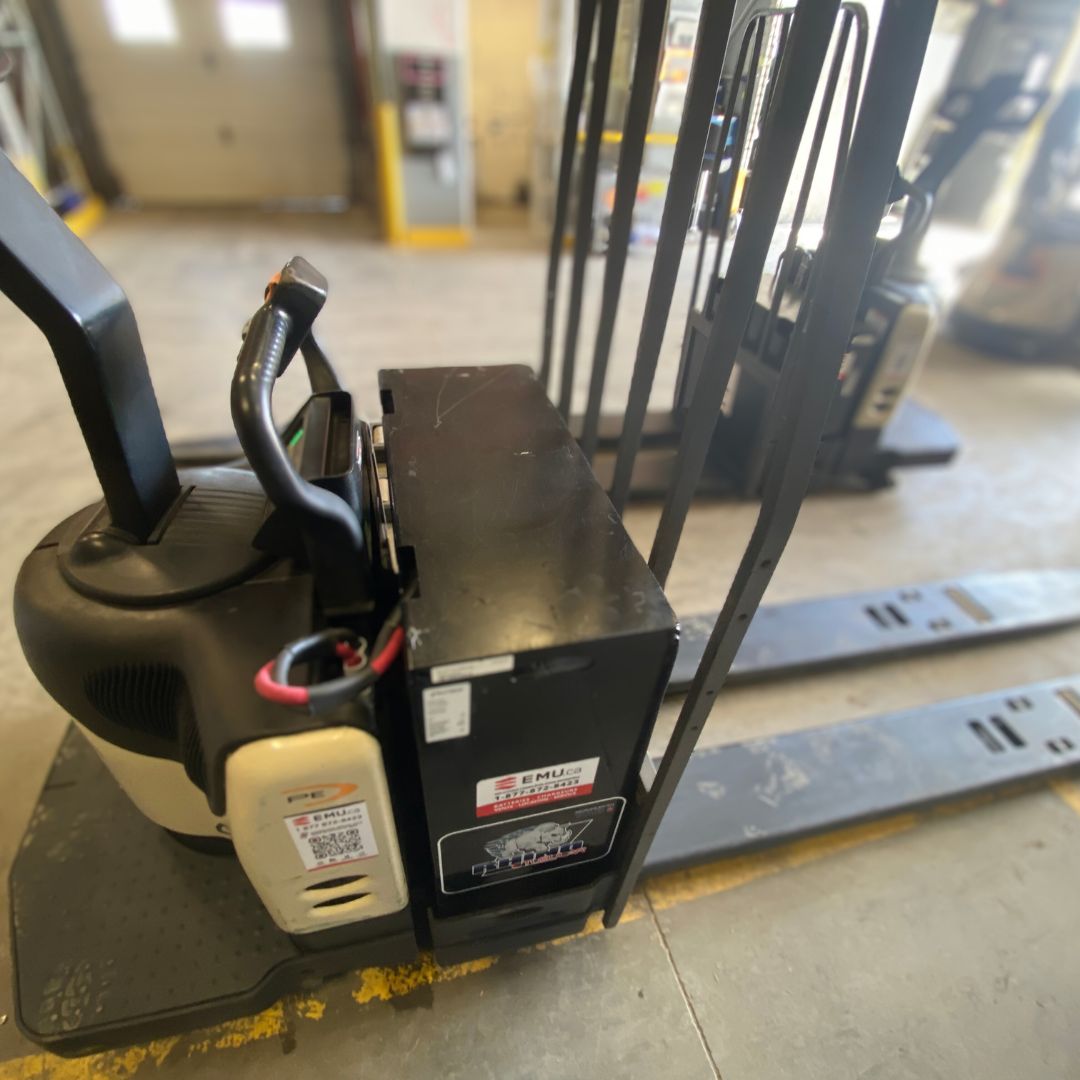 Crown 8000lbs pallet truck - PE4500-80 (2)