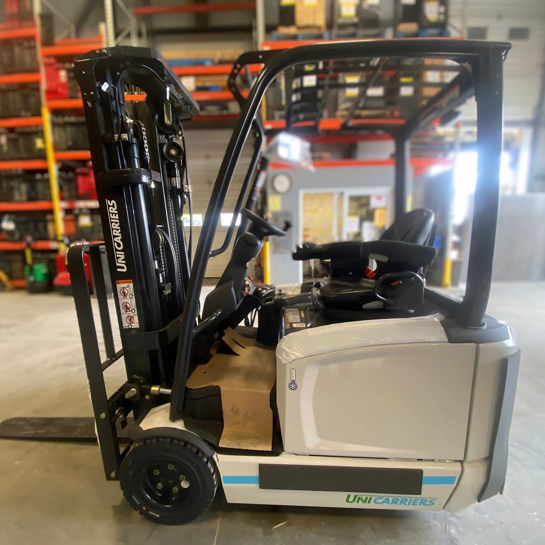 Chariot élévateur à 3 roues électrique à conducteur assis - 4000 lb - MXST20