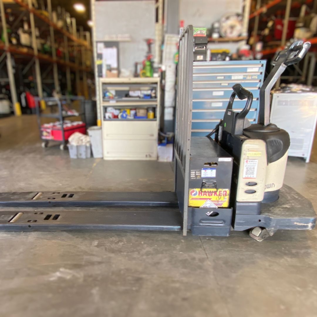 Crown 8000lbs pallet truck - PE4500-80 (2)