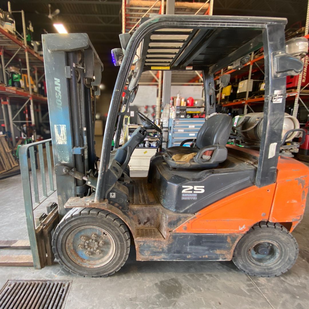 Chariot élévateur pneumatique à combustion interne Doosan - 5000 lb - G25N