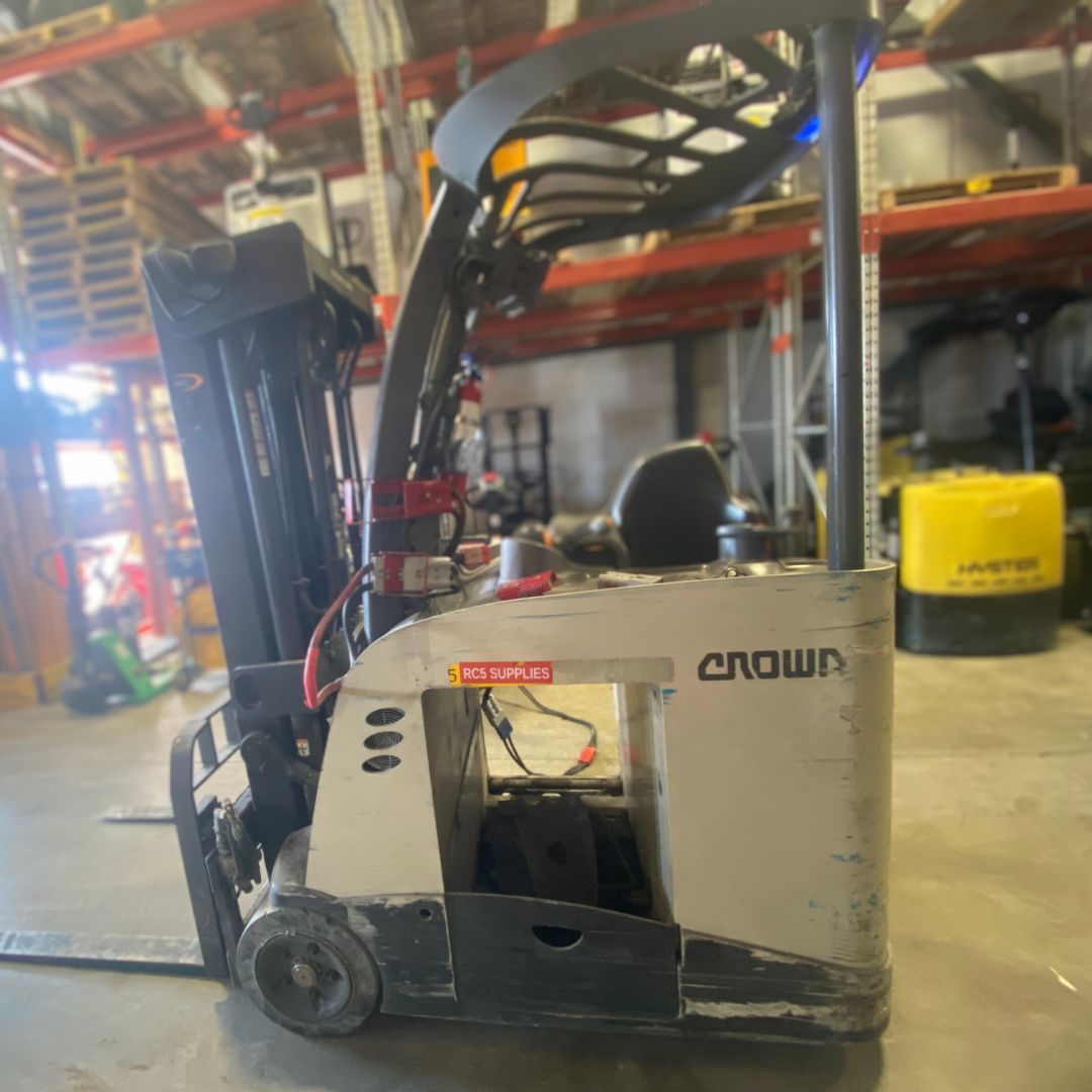 Chariot élévateur à 3 roues électrique à conducteur debout - 4000 lb - RC5545