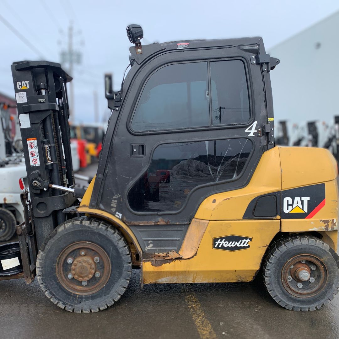 Chariot élévateur à combustion interne avec pneus pneumatiques - 8000 lb - DP40N1