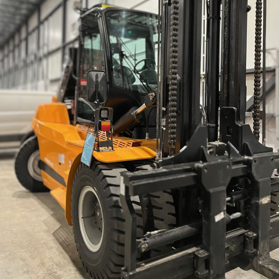Chariot élévateur électrique à 4 roues à conducteur assis avec pneus pneumatiques - 35000 lb - CPD160