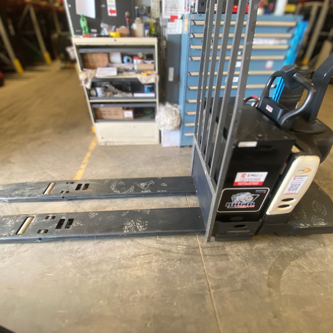 Crown 8000lbs pallet truck - PE4500-80 (3)