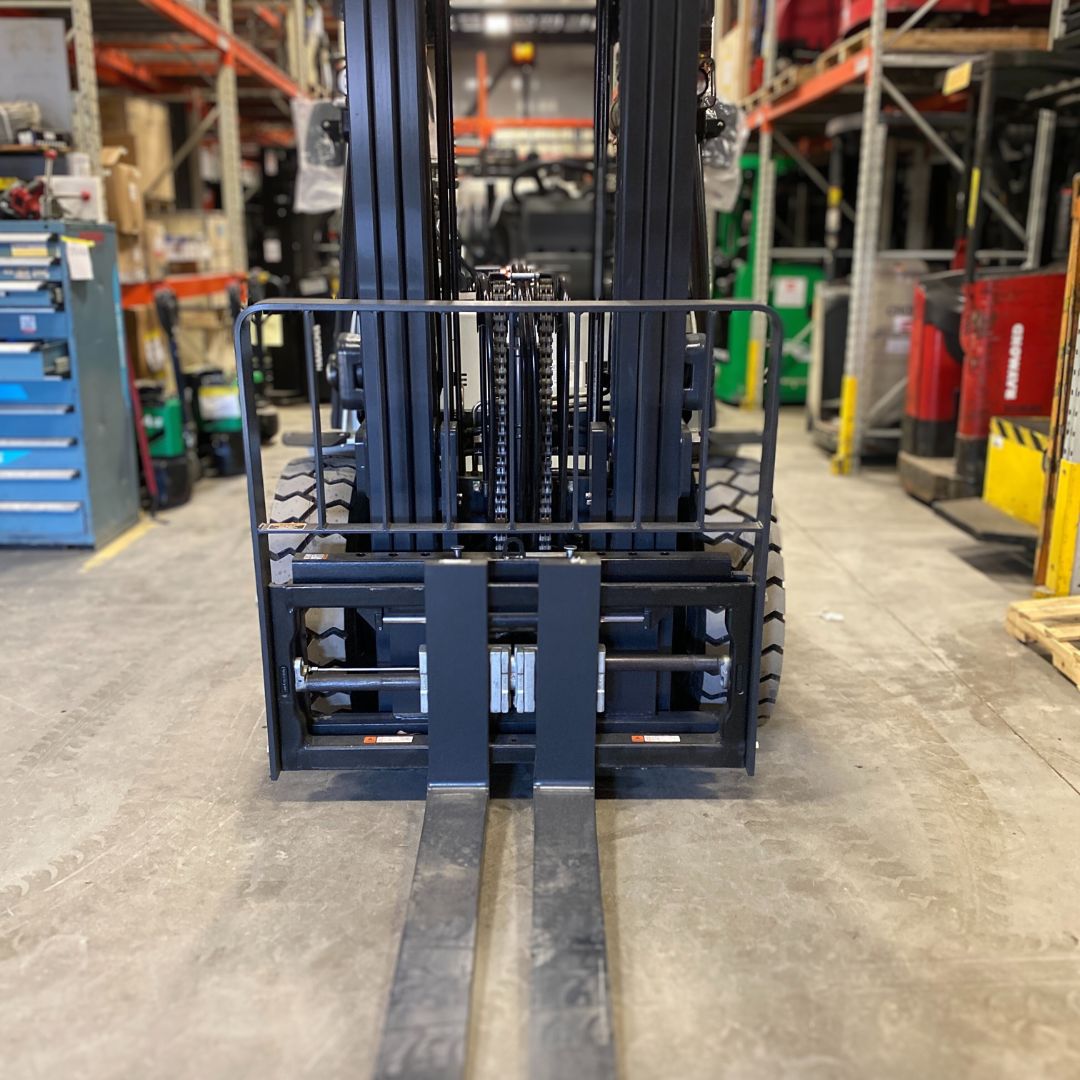 Chariot élévateur à combustion interne avec pneus pneumatiques et tout terrain - 8000 lb - PF80N1