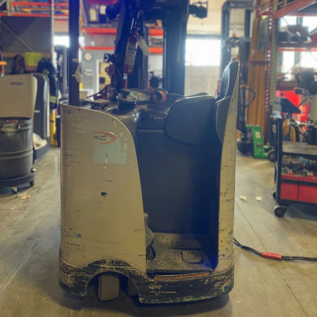 Chariot élévateur à 3 roues électrique à conducteur debout - 4000 lb - RC5545