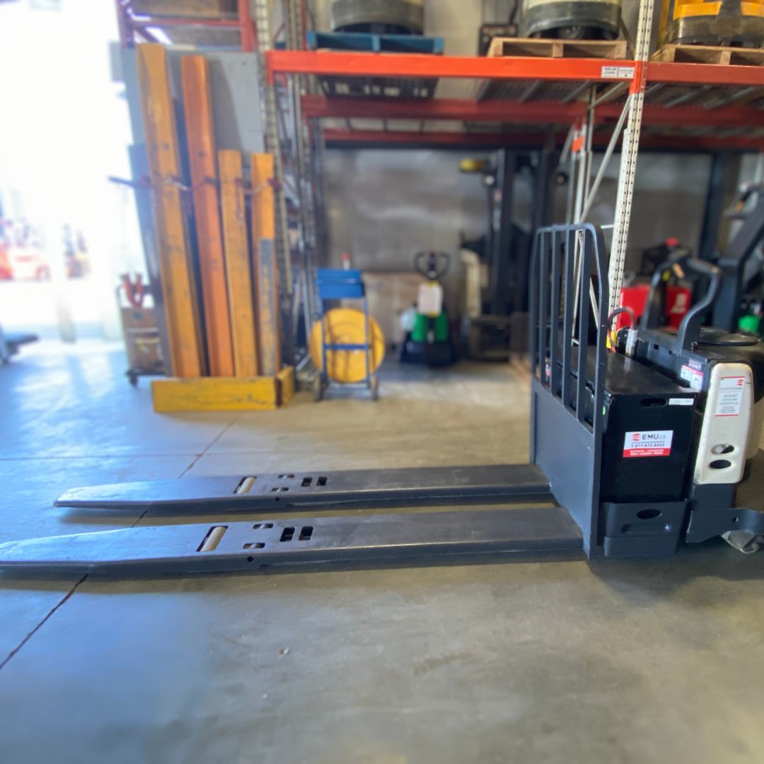 Crown 8000lbs Pallet Truck - PE4000-80 (3)