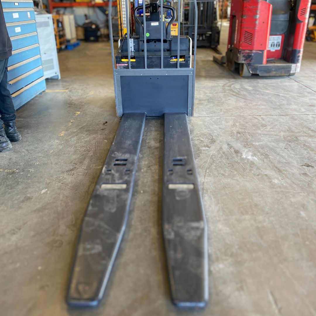 Crown 8000lbs pallet truck - PE4500-80 (3)