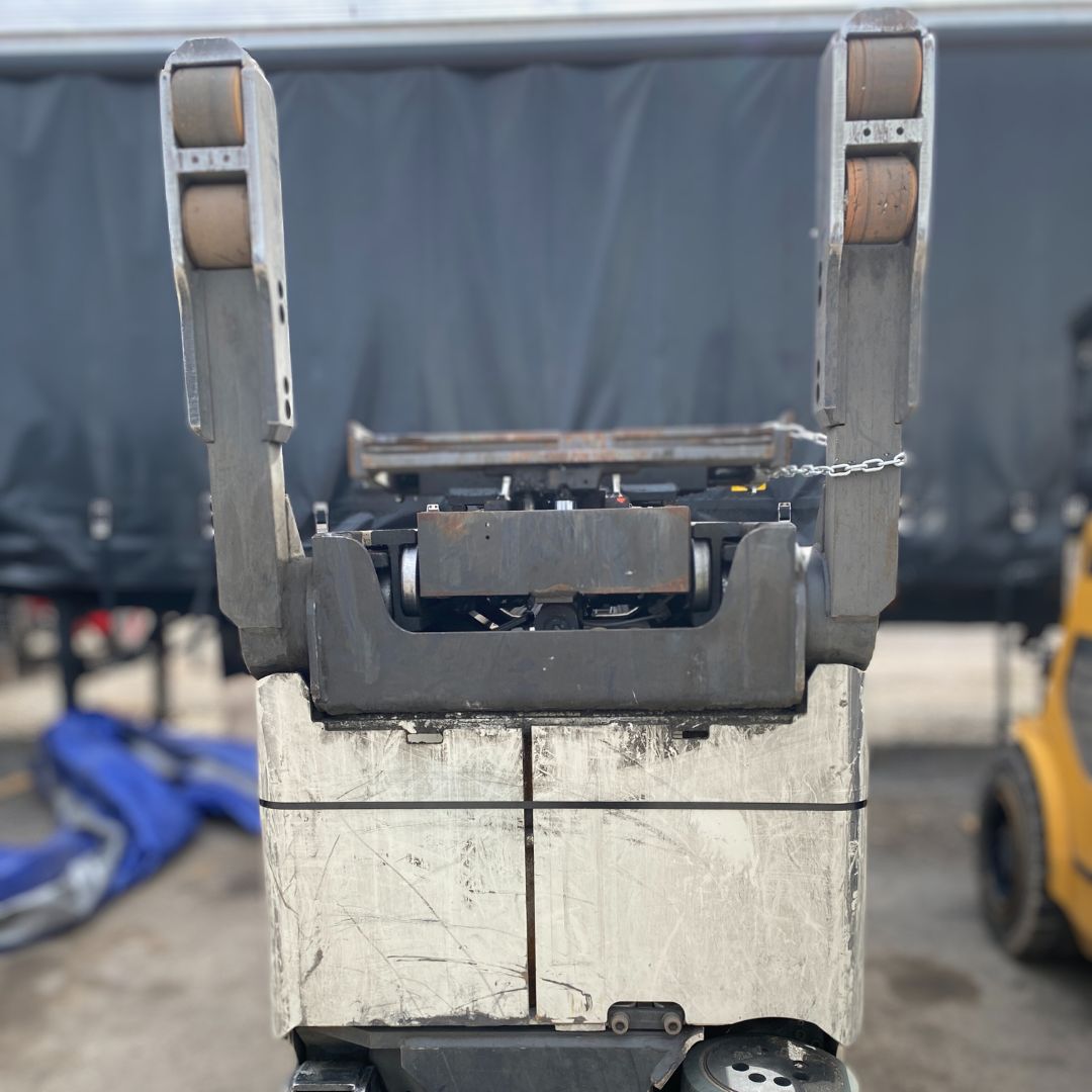 Chariot élévateur à allée étroite à pantographe simple - 4500 lb - RR5725