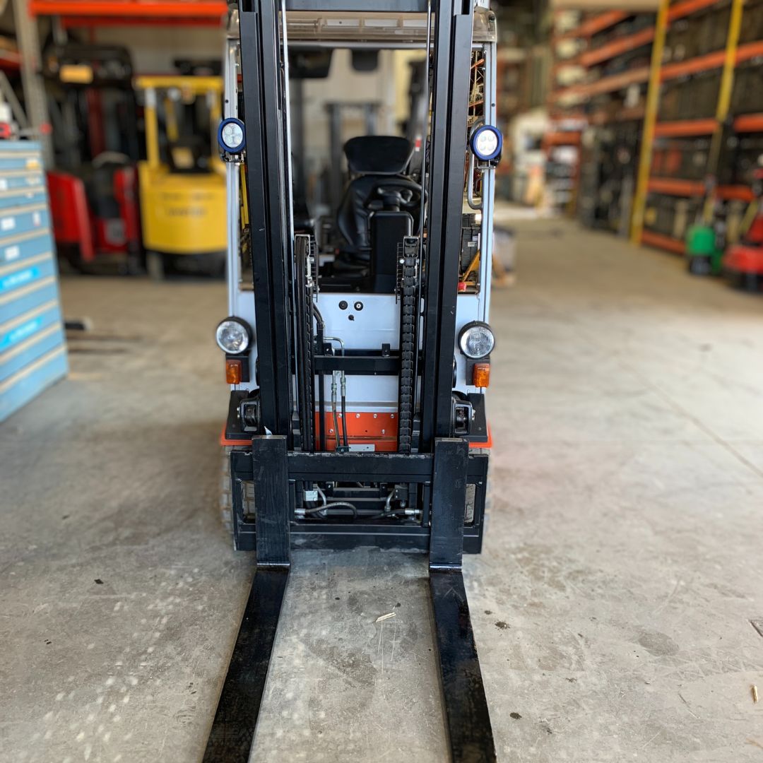 Chariot élévateur à 3 roues électrique à conducteur assis - 3500 lb - C3E160