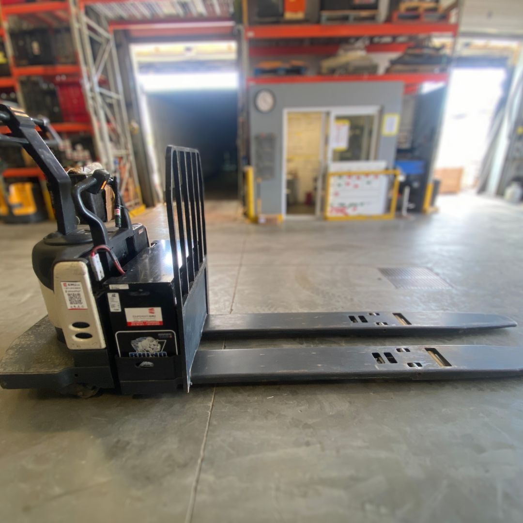 Crown Pallet Truck 6000lbs - PE4000-60 (3)