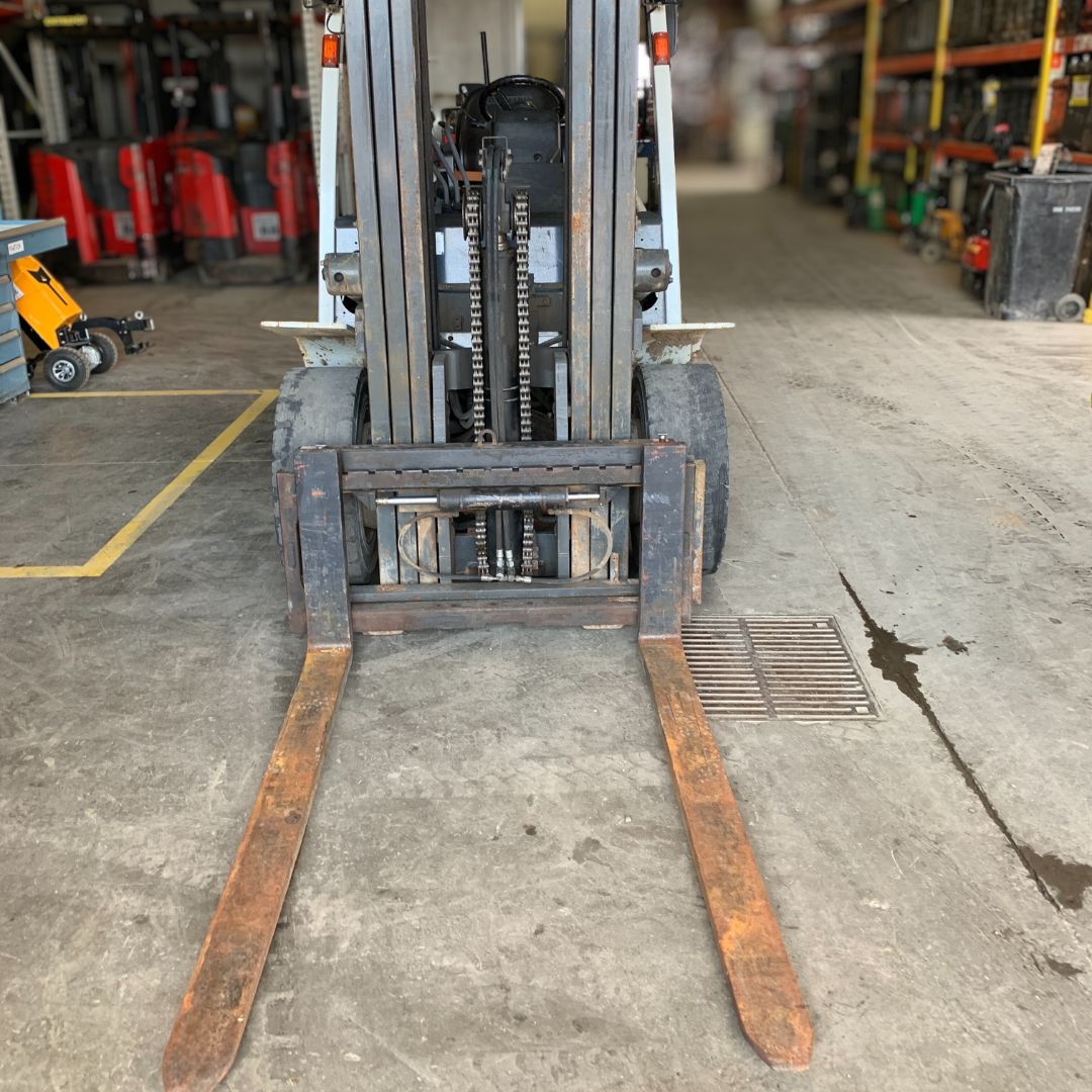 Chariot élévateur pneumatique à combustion interne Unicarriers - 9000 lb - PF90YLP