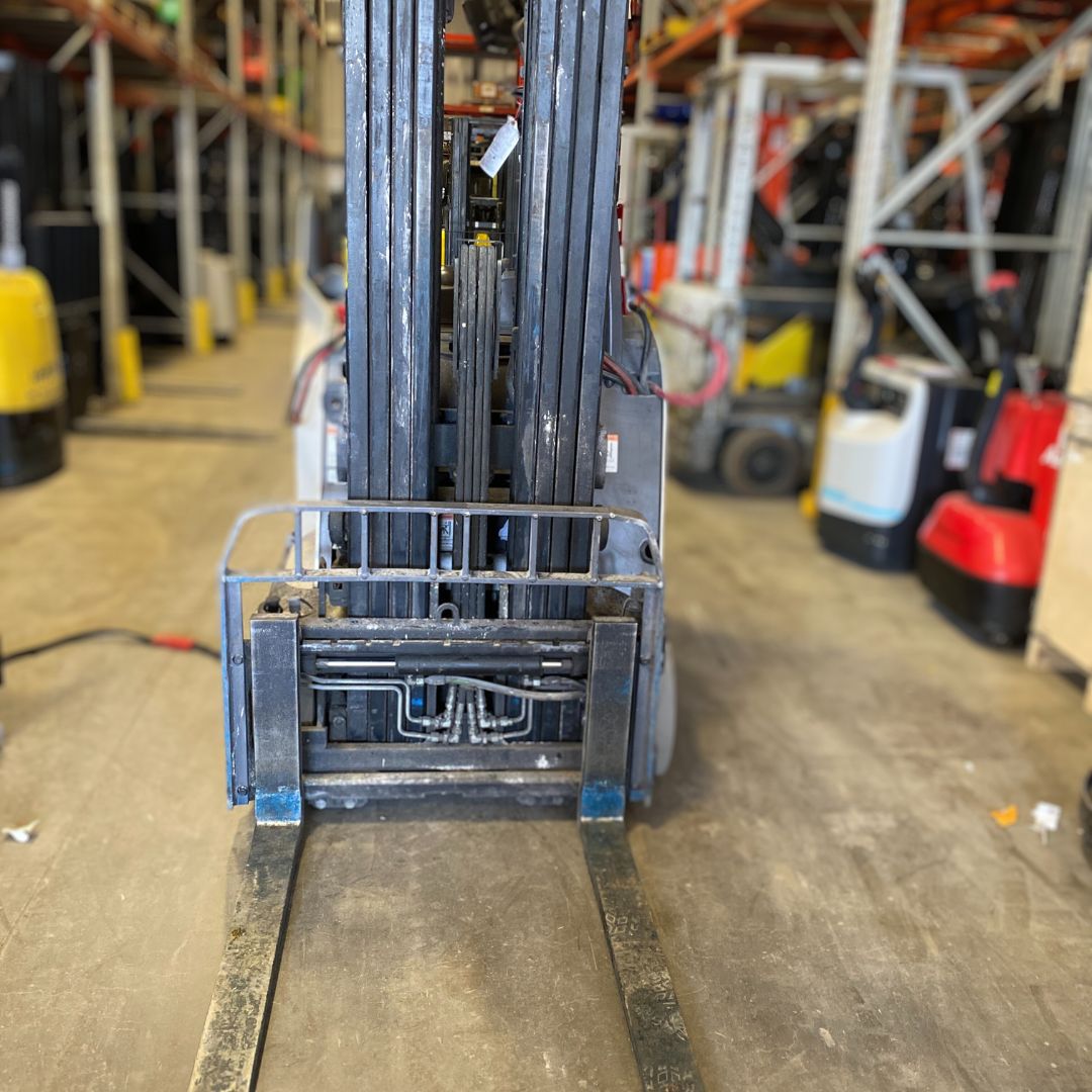 Chariot élévateur à 3 roues électrique à conducteur debout - 4000 lb - RC5545