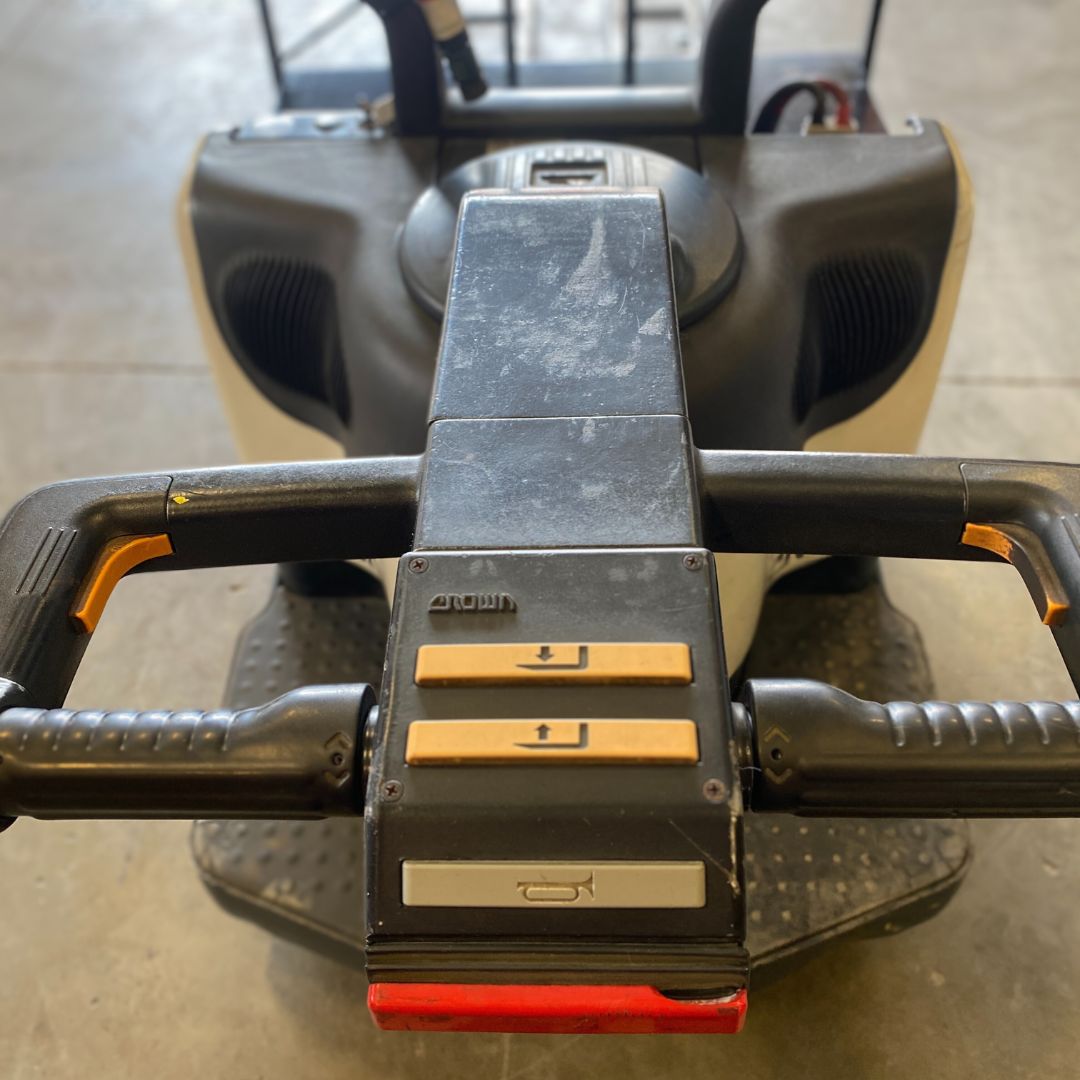Crown Pallet Truck 6000lbs - PE4000-60 (4)