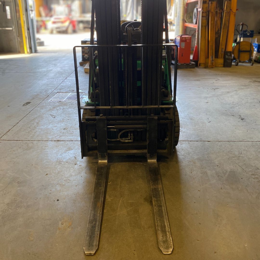 Chariot élévateur à pneus bandage plein à combustion interne Mitsubishi - 5000 lb - FGC25N
