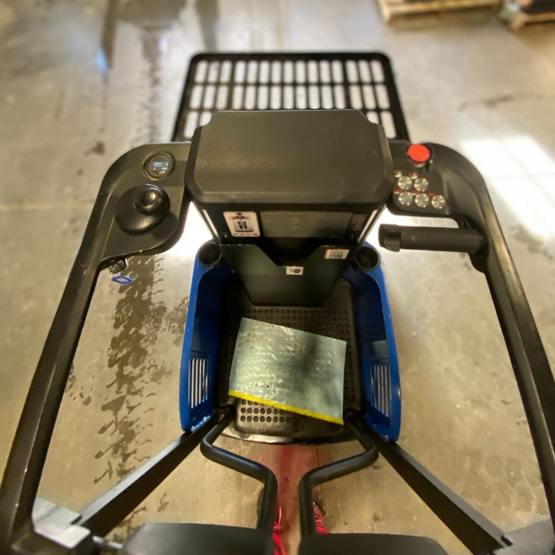 Blue Giant 750lbs Forklift - J0-118 (4)