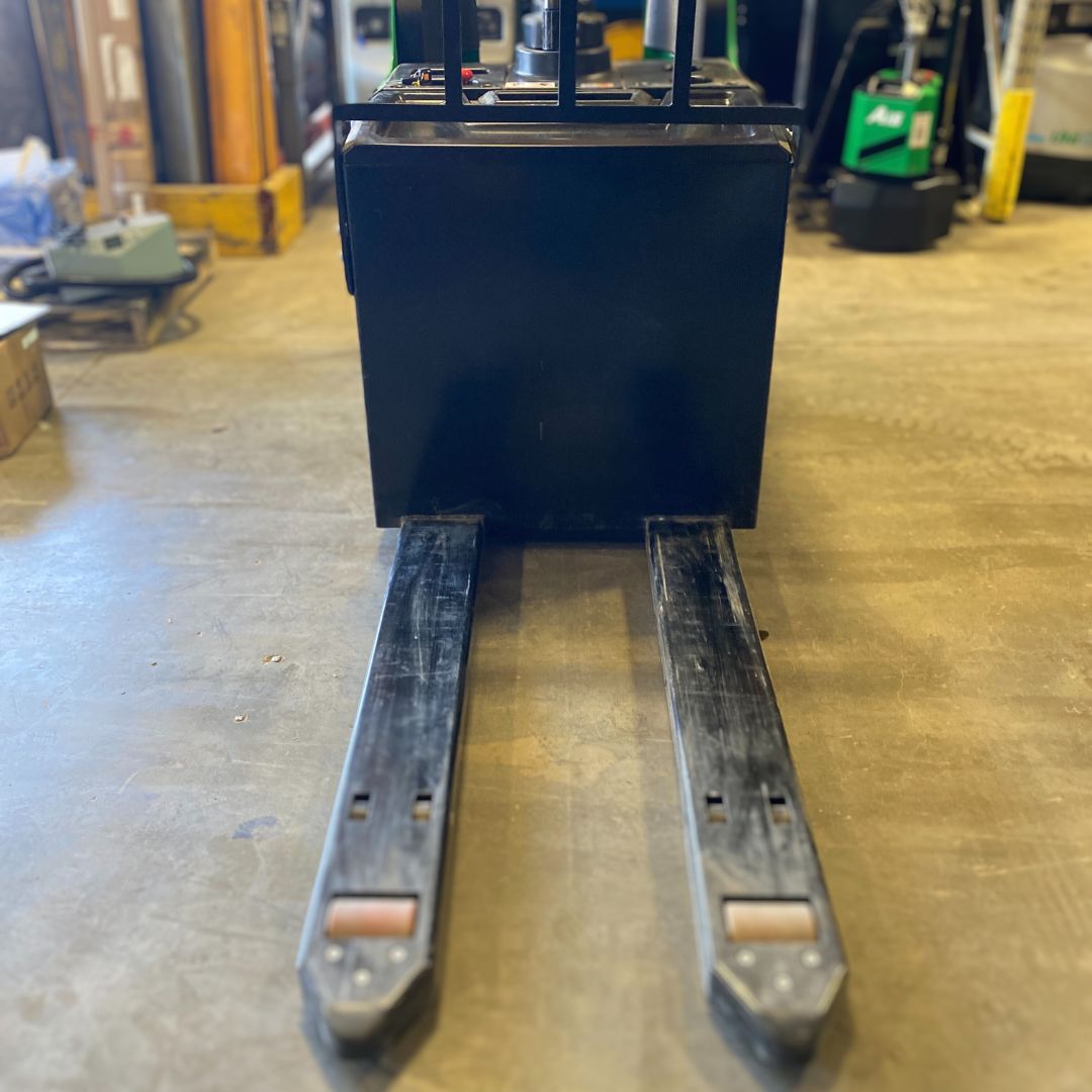 Operator-operated pallet truck - 4500 lb - CBD20