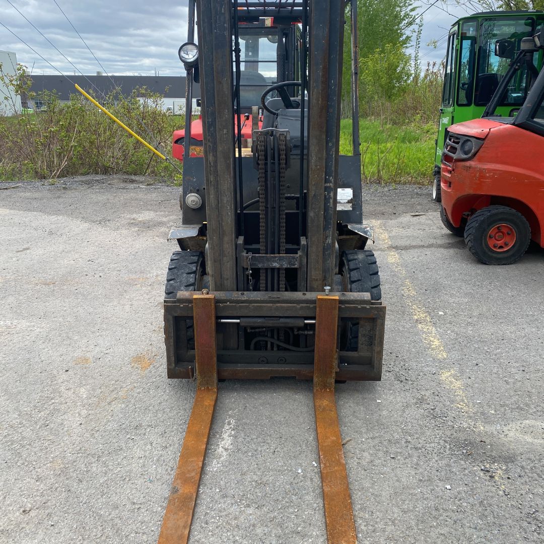 Chariot élévateur pneumatique à combustion interne Yale - 5000 lb - GLP050R