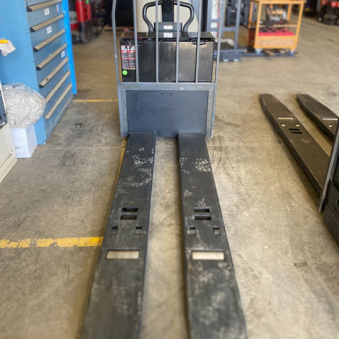 Crown 8000lbs Pallet Truck - PE4500-80 (4)