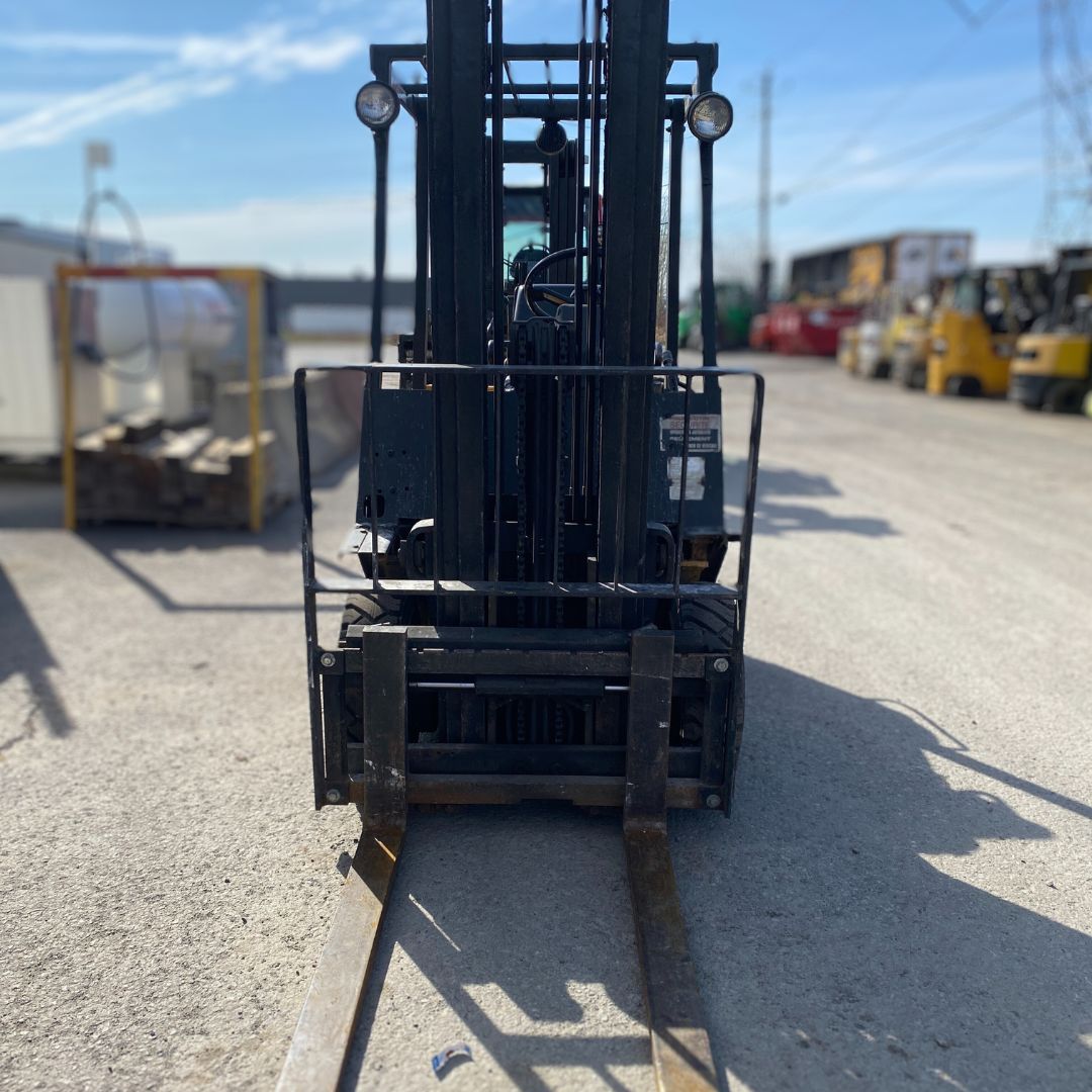 Chariot élévateur à combustion interne avec pneus pneumatiques - 4000 lb - GLP040