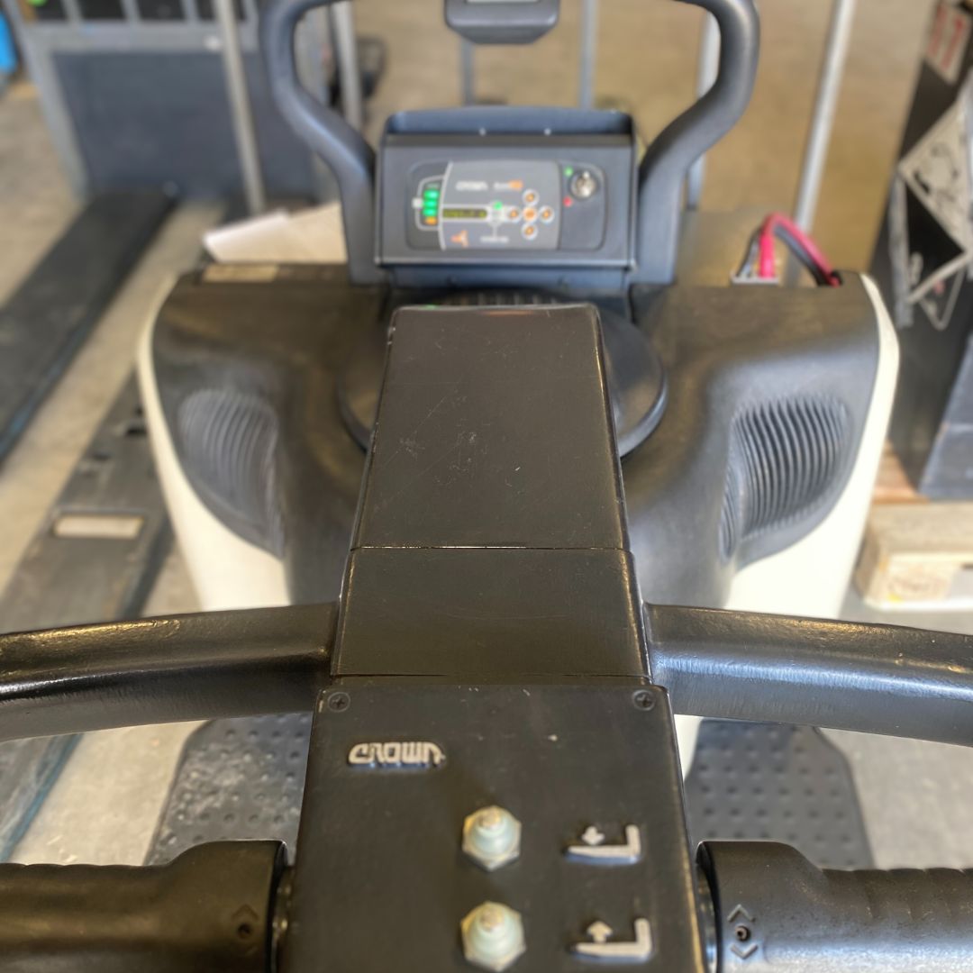 Crown 8000lbs Pallet Truck - PE4500-80 (4)