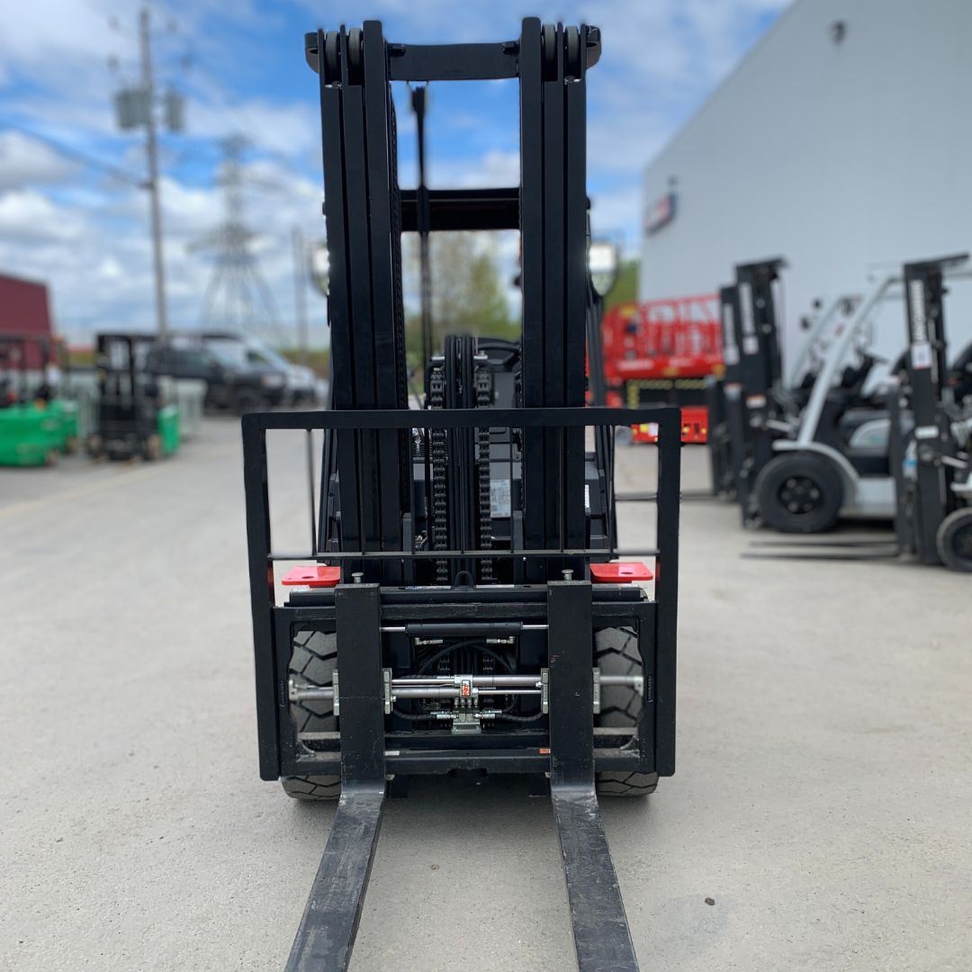 Chariot élévateur à combustion interne avec pneus pneumatiques - 7000 lb - CPCD35