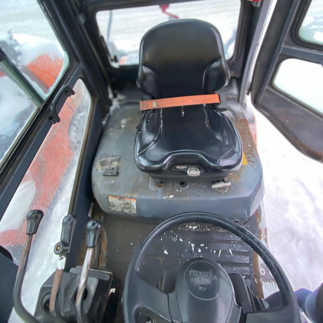 Internal Combustion Forklift with Pneumatic Tires - 6000 lb - 8FGU30