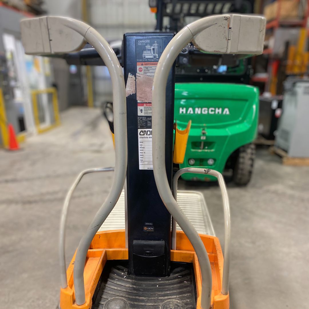 Order picker with elevating operator station for small loads - 750 lb - WAV60