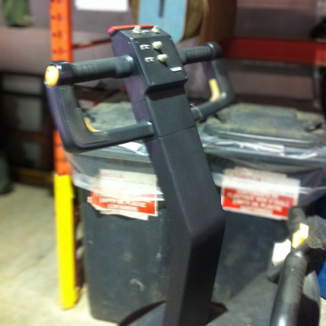 Crown Pallet Truck 6000lbs - PE4000-60 (4)