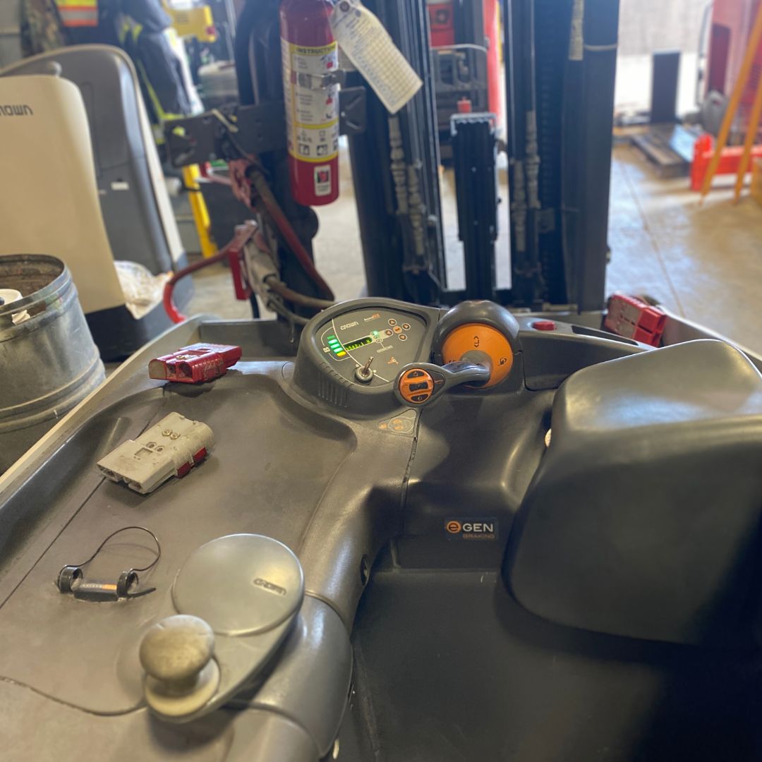 Chariot élévateur à 3 roues électrique à conducteur debout - 4000 lb - RC5545