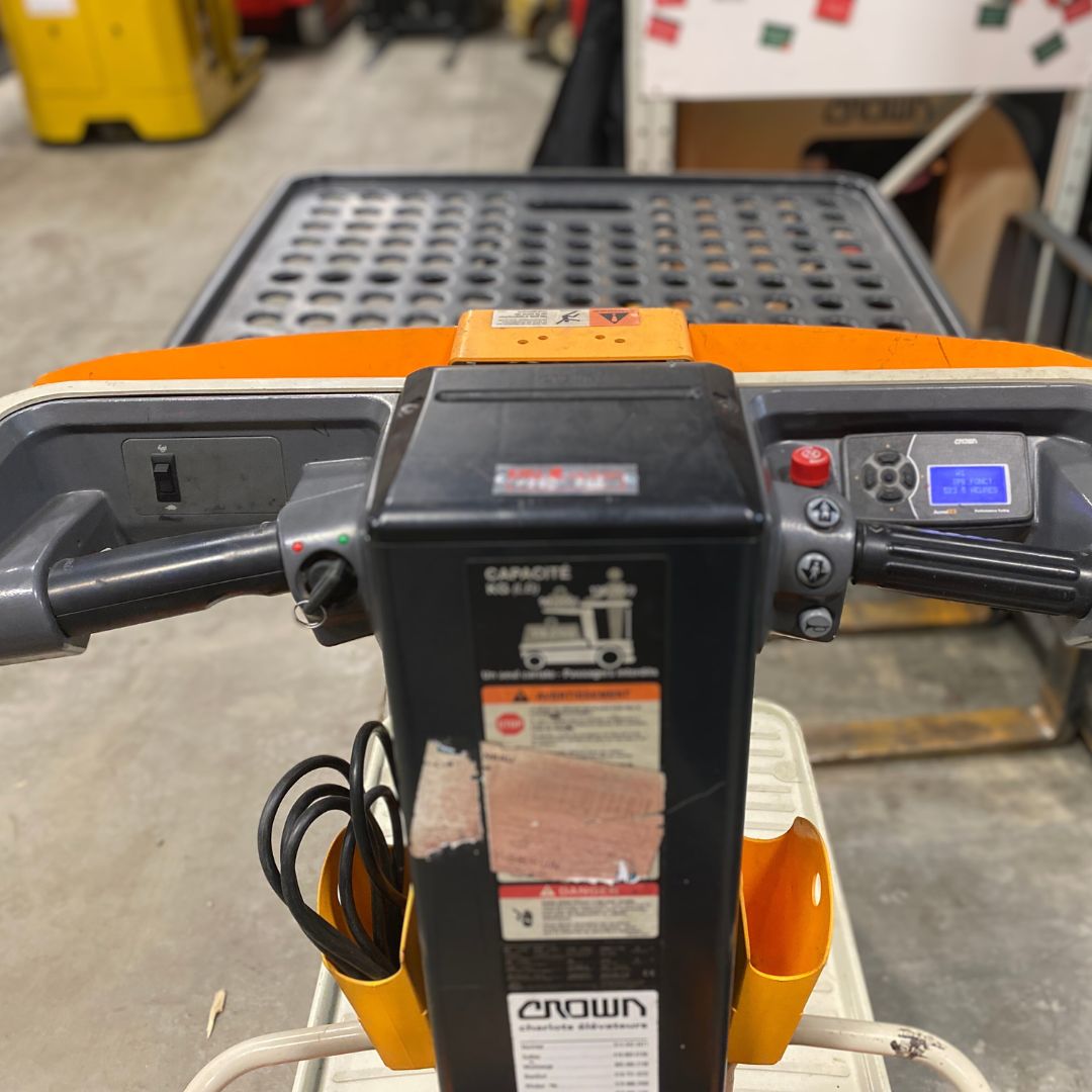Order picker with elevating operator station for small loads - 750 lb - WAV60