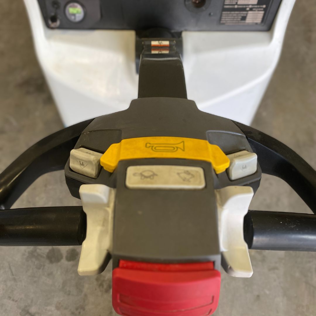 Unicarriers 4500lbs pallet truck - WLX45S (5)