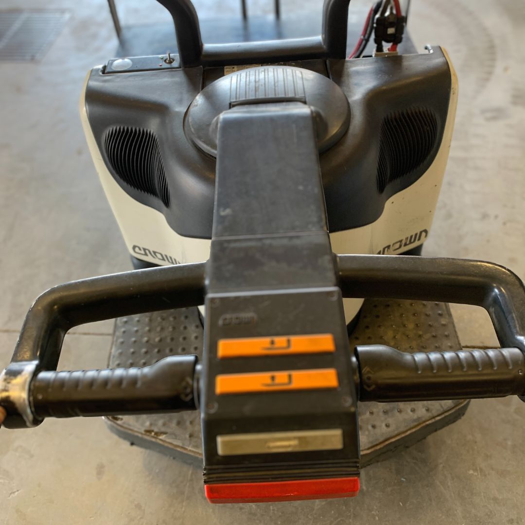 Crown pallet truck 6000lbs - PE4000-60 (5)