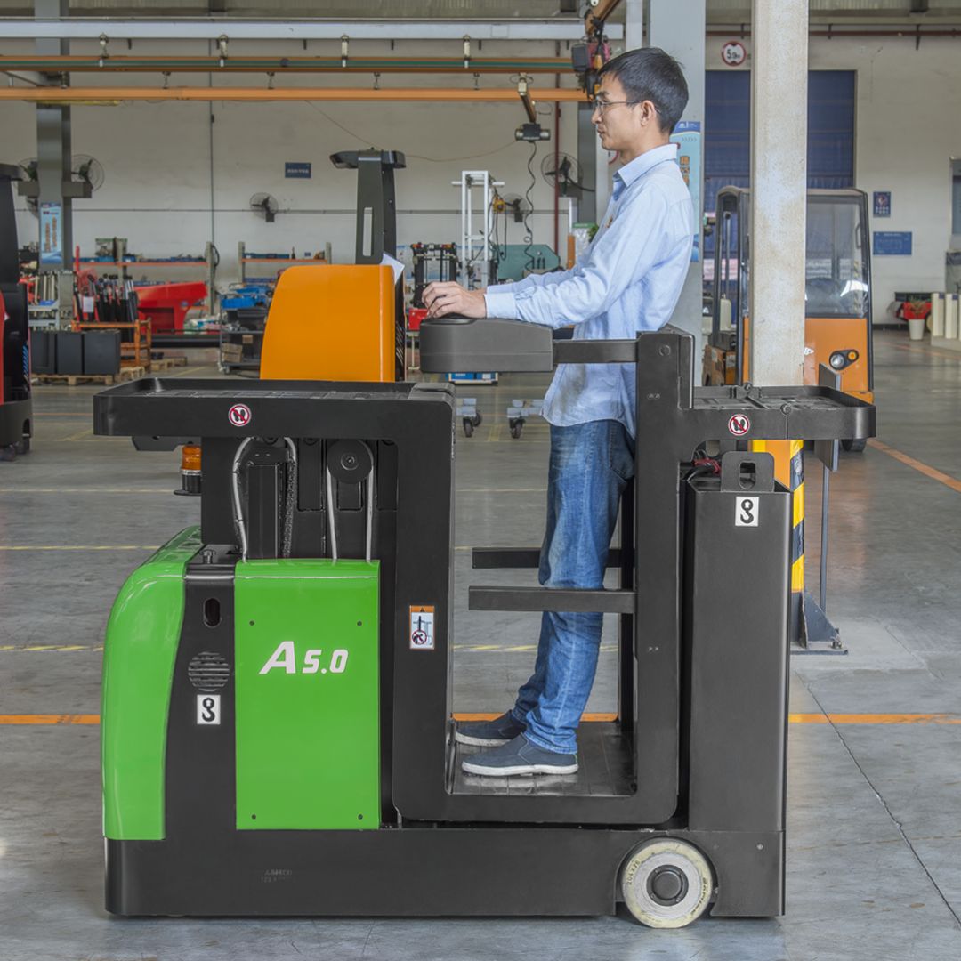 Préparateur de commandes électrique au Lithium à niveau moyen – 1000 lb – Série A.