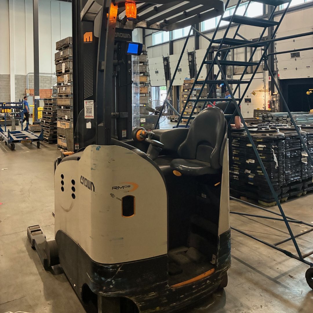 Crown Narrow Aisle Forklift - 3200 lb - RMD6095S