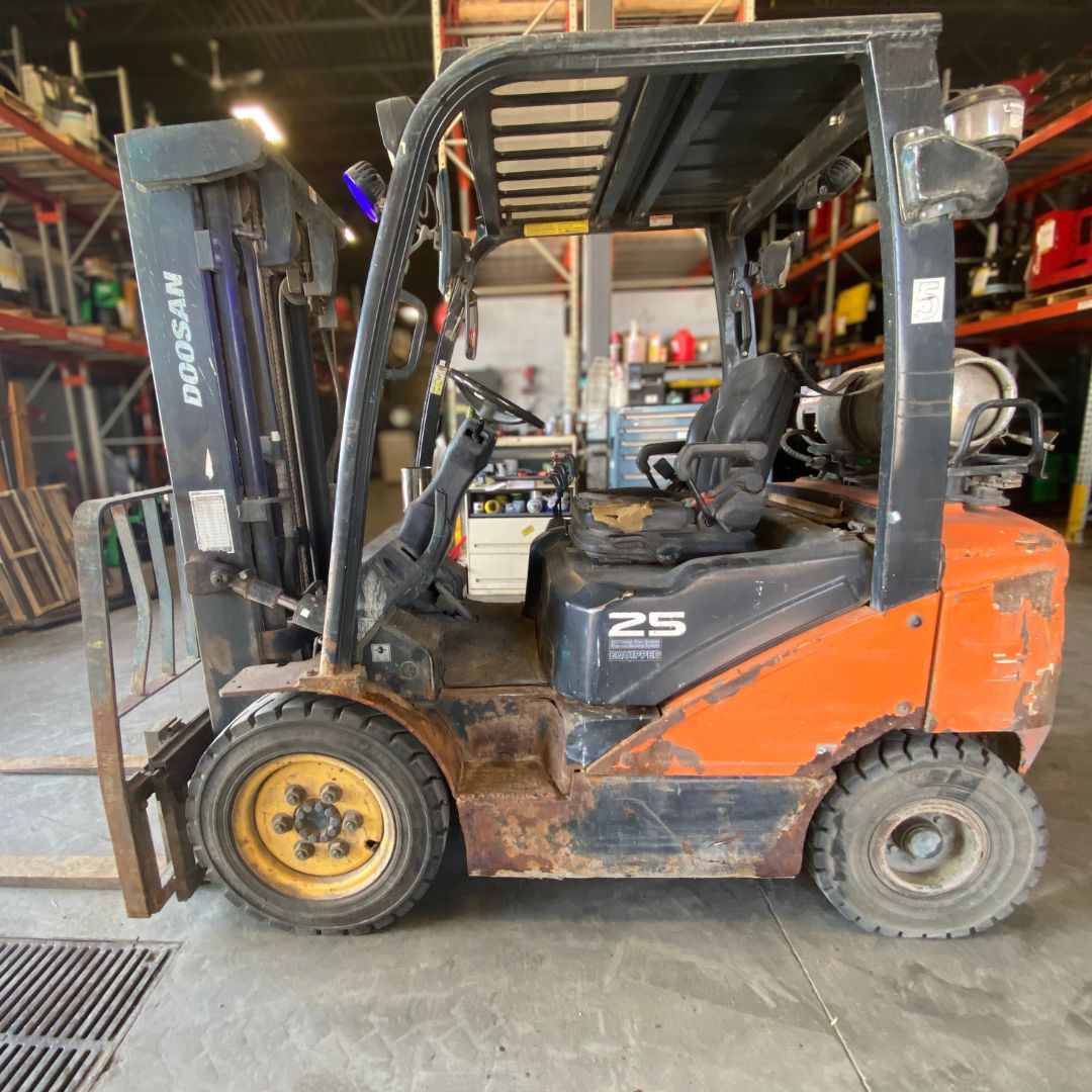 Chariot élévateur pneumatique à combustion interne Doosan - 5000 lb - G25N