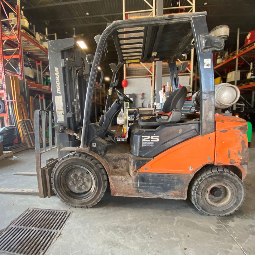 Chariot élévateur pneumatique à combustion interne Doosan - 5000 lb - G25N