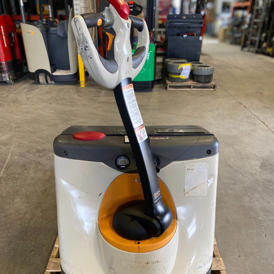 Crown Pallet Truck - 4500 lb - WP3035